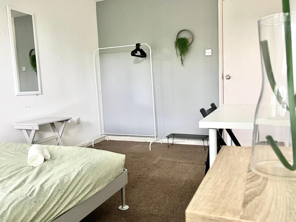 Private Bedrooms In A Flat! Home Away From Home! Shared Bathroom Londra Exterior foto