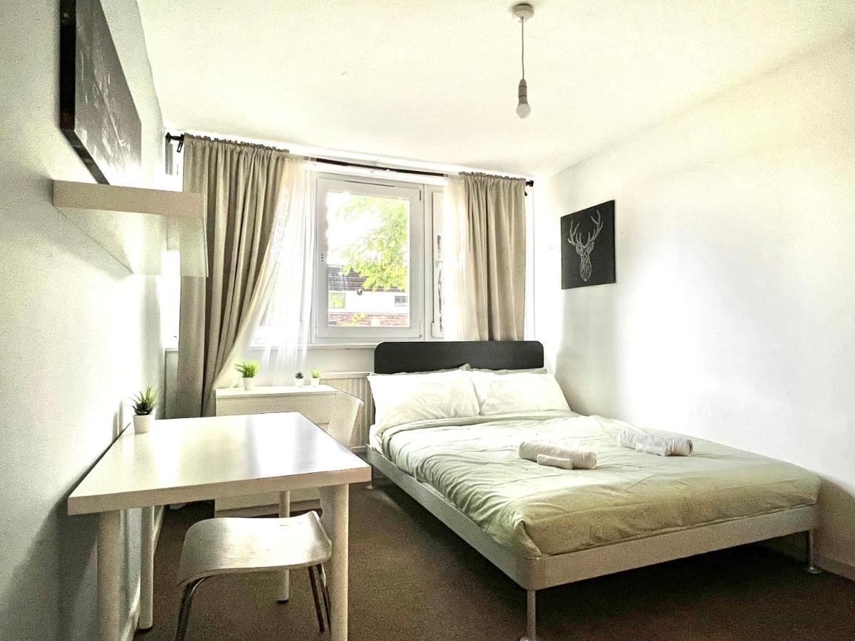 Private Bedrooms In A Flat! Home Away From Home! Shared Bathroom Londra Exterior foto