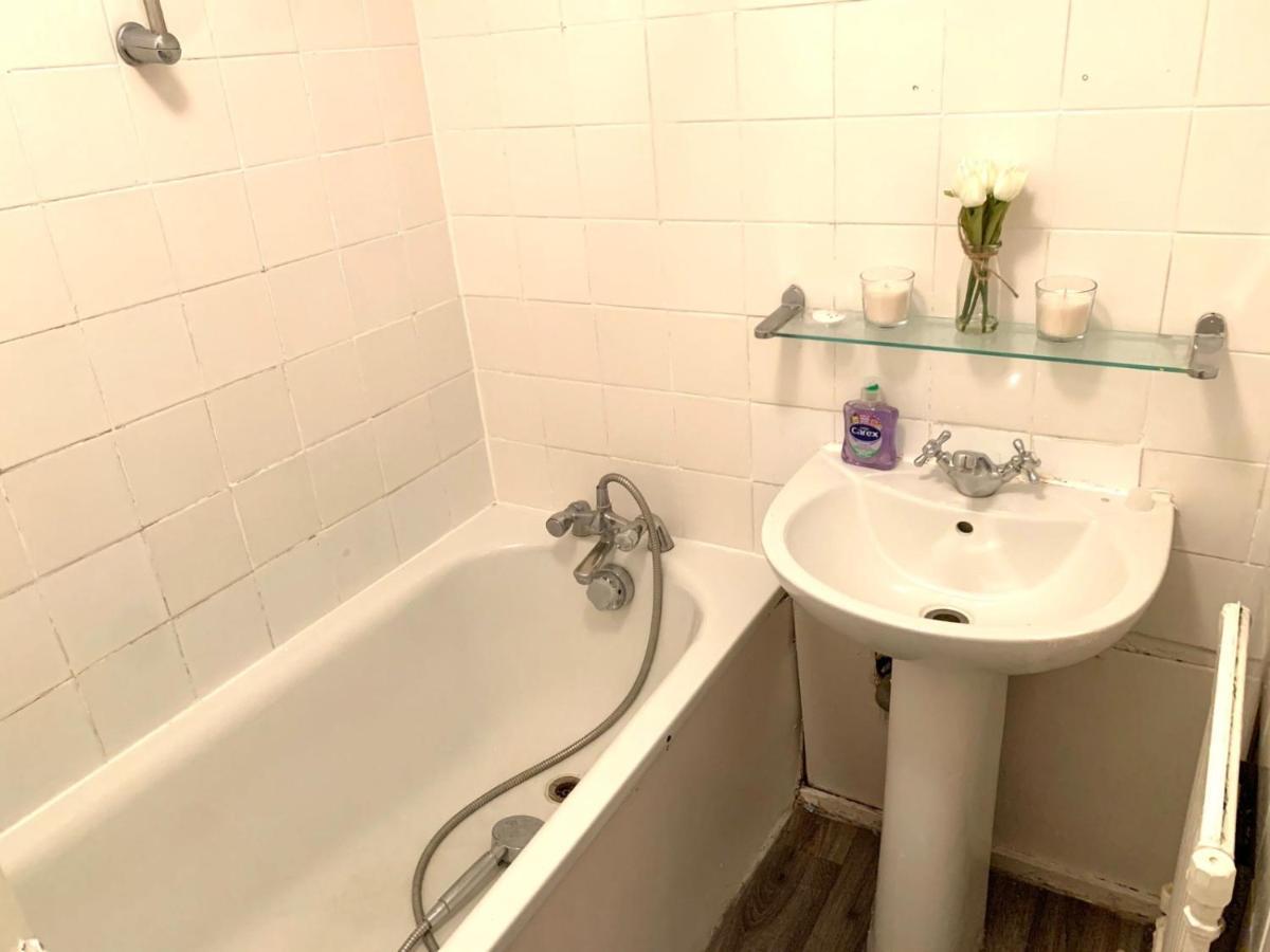 Private Bedrooms In A Flat! Home Away From Home! Shared Bathroom Londra Exterior foto
