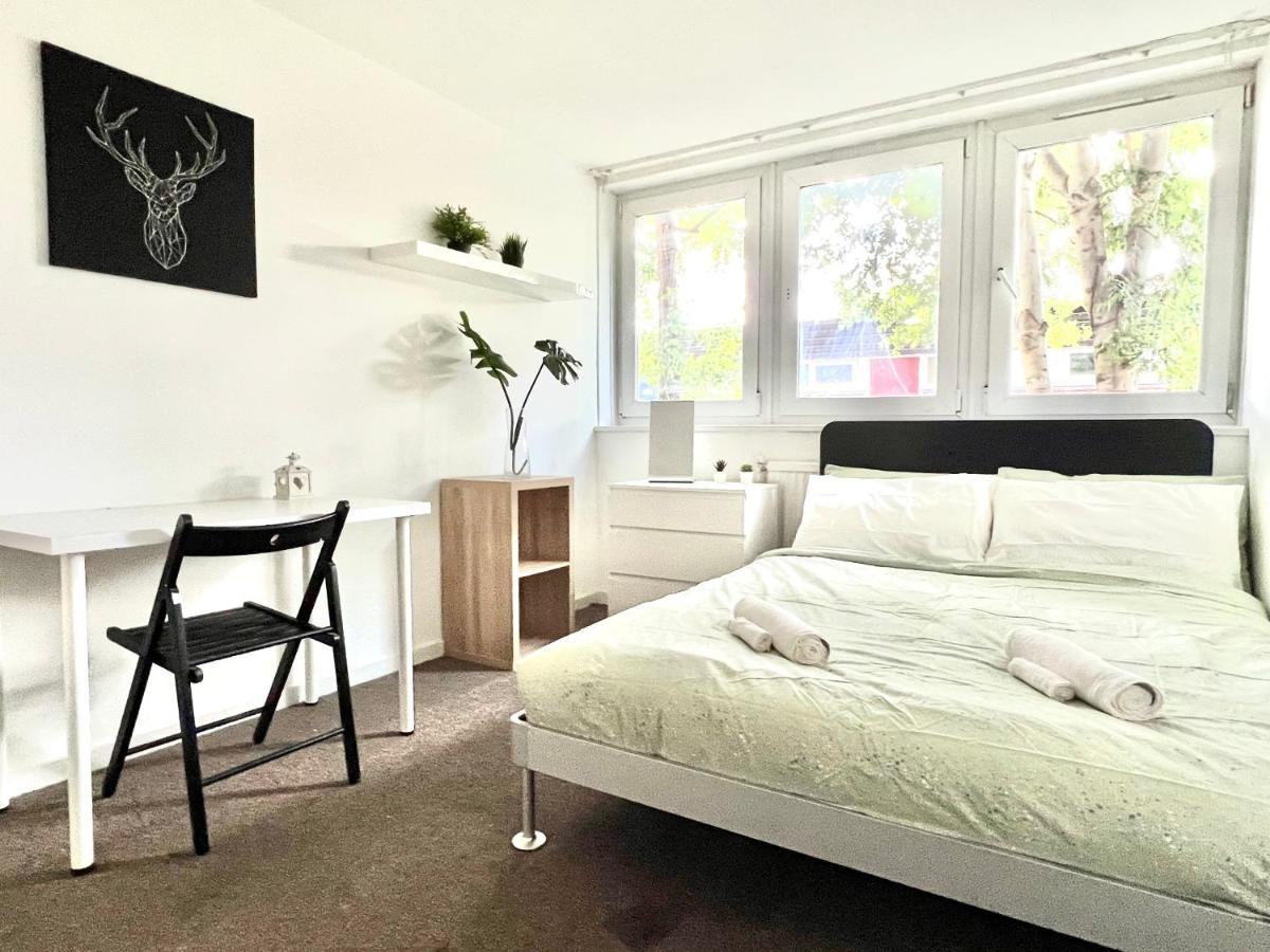 Private Bedrooms In A Flat! Home Away From Home! Shared Bathroom Londra Exterior foto