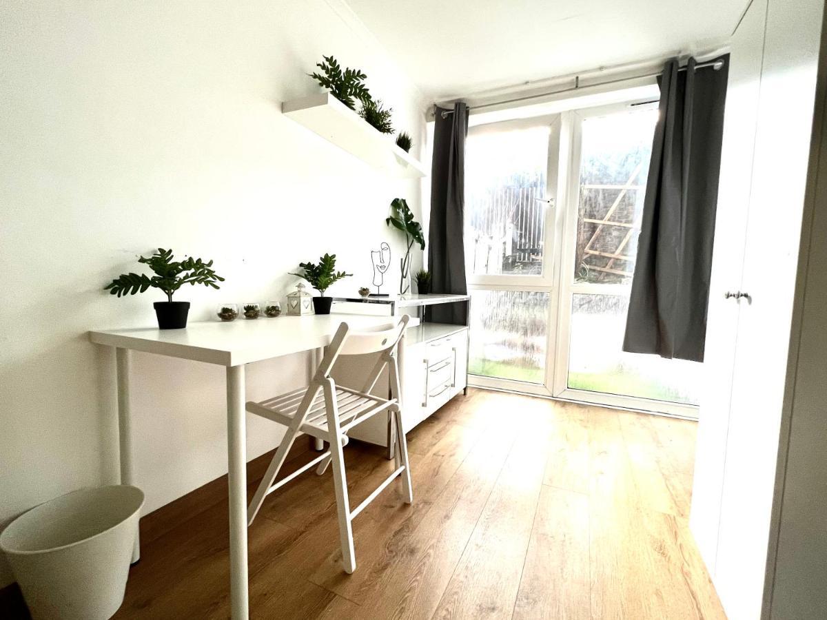 Private Bedrooms In A Flat! Home Away From Home! Shared Bathroom Londra Exterior foto