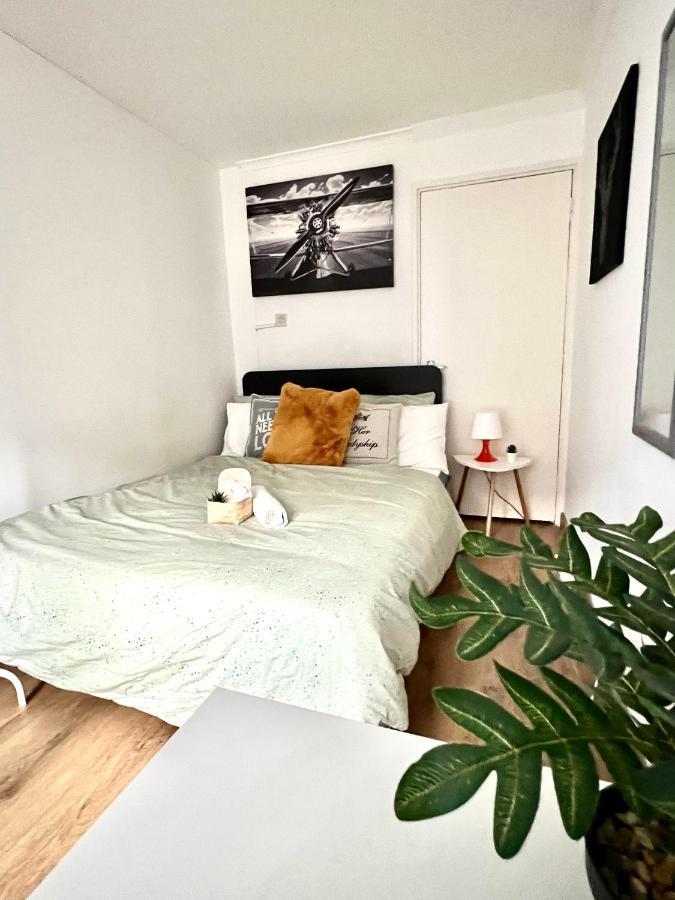 Private Bedrooms In A Flat! Home Away From Home! Shared Bathroom Londra Exterior foto